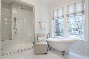 Bañera, secador de pelo, toallas