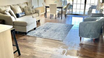 Älytelevisio, takka, DVD-soitin, pöytätennispöytä