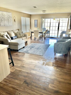 Smart-TV, Kamin, DVD-Player, Tischtennisplatte