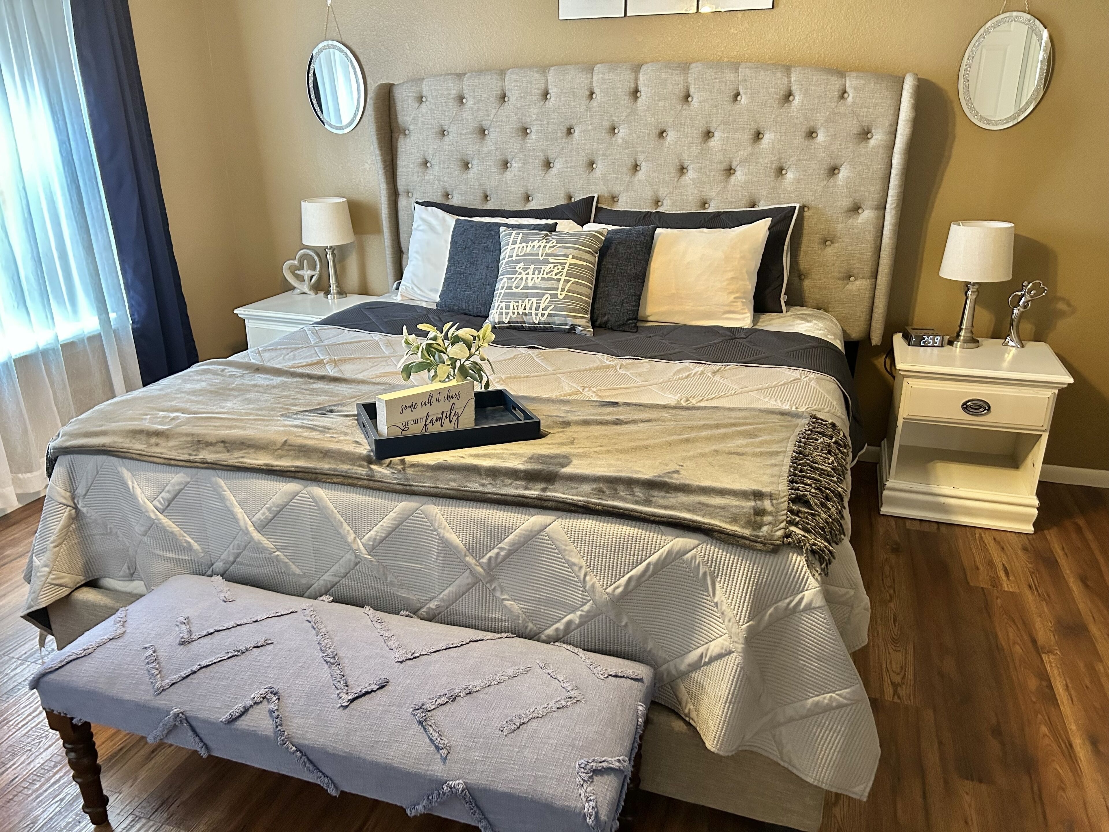 2 habitaciones, tabla de planchar con plancha y cuna de viaje 