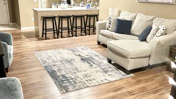 Smart TV, caminetto, lettore DVD, tavolo da ping pong