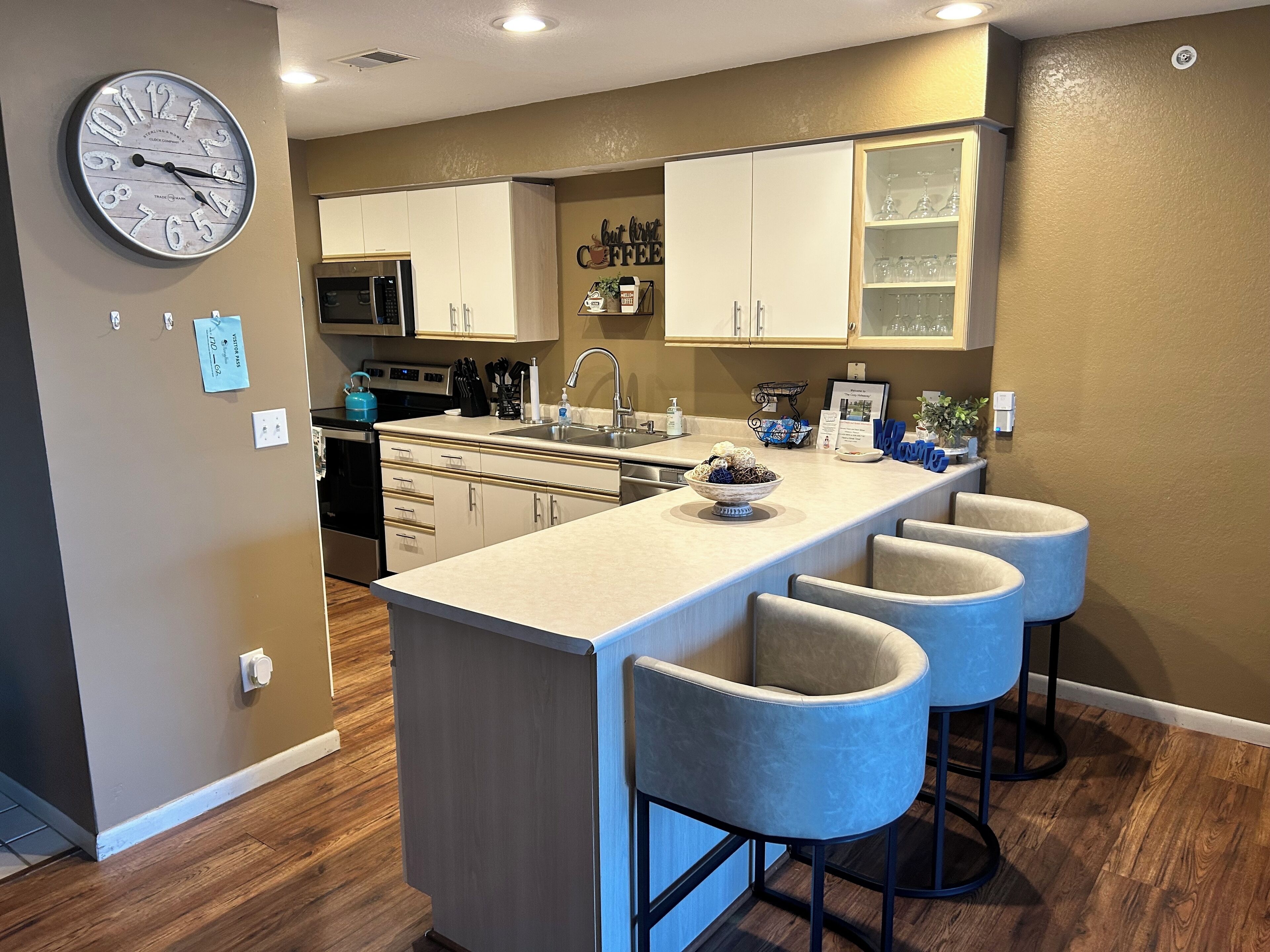 冷蔵庫、電子レンジ、オーブン、コンロ