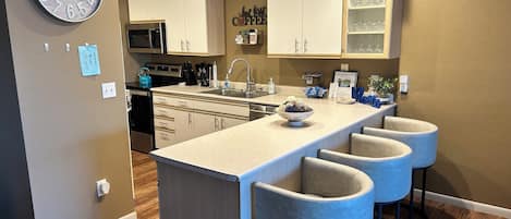 Refrigerador, microondas, horno, placa de cocina