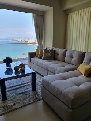 Smart-TV, Videospiele, DVD-Player, Tischtennisplatte