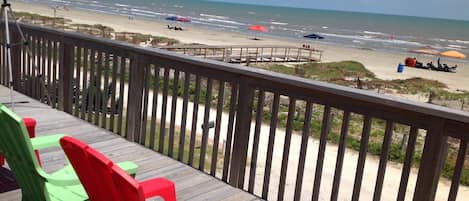 Plage, chaises longues