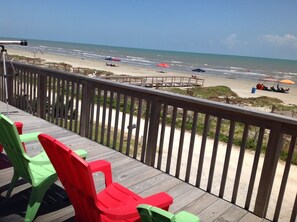 Rannalla, aurinkotuoleja