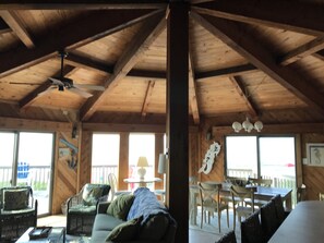 Téléviseur connecté, foyer, livres