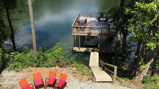 Une terrasse au bord du lac, dotée de sièges extérieurs et d’un foyer.