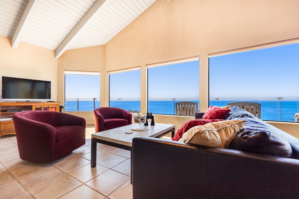 Spacious waterfront home with full kitchen, fireplace, & amazing views