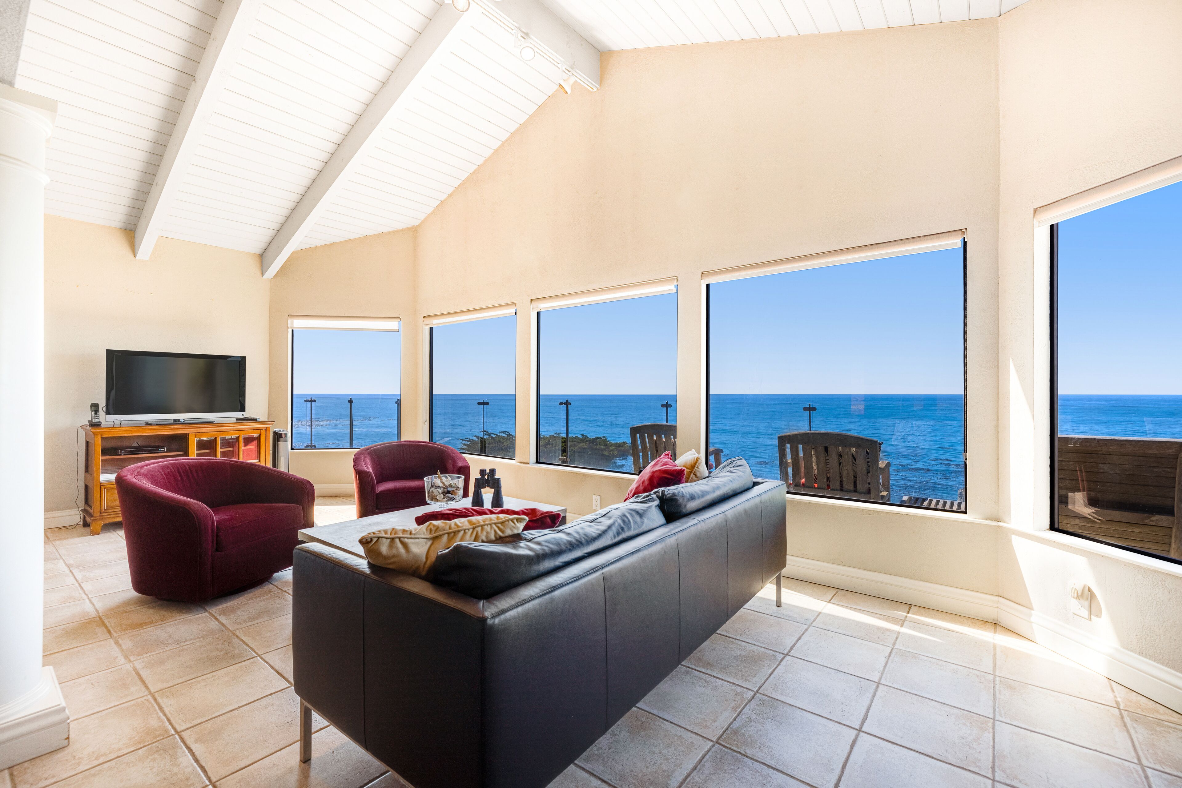 Spacious waterfront home with full kitchen, fireplace, & amazing views