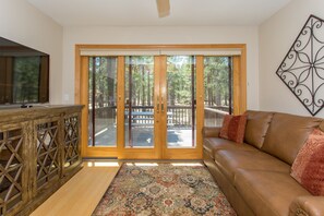 Una televisión, una chimenea