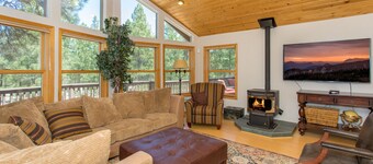 Spirit Hollow Retreat på 5 tunnland. Eldstad, biljardbord omgiven av skogar