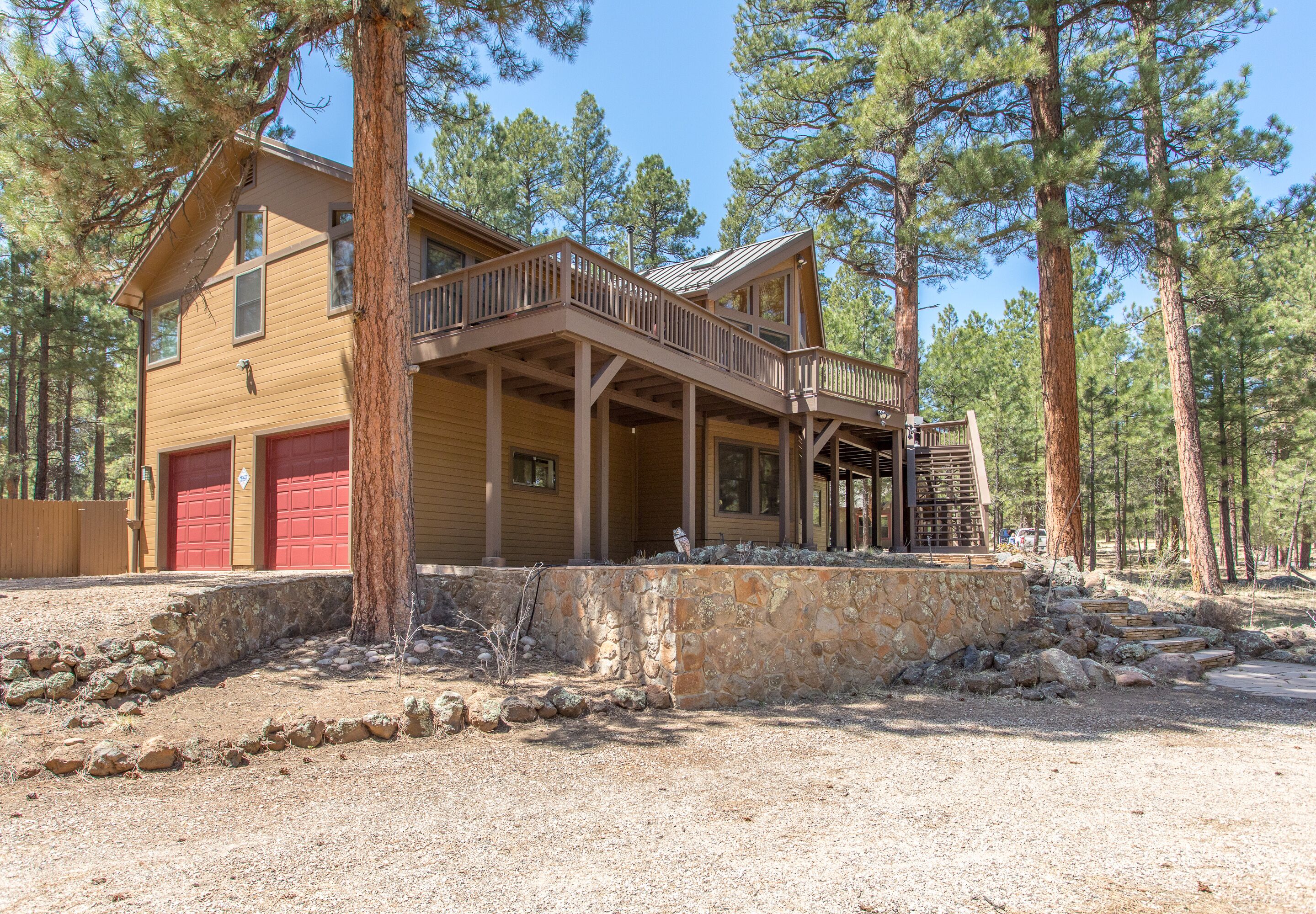 Spirit Hollow Retreat on 2.5acres . Fire pit, pool table, large deck 