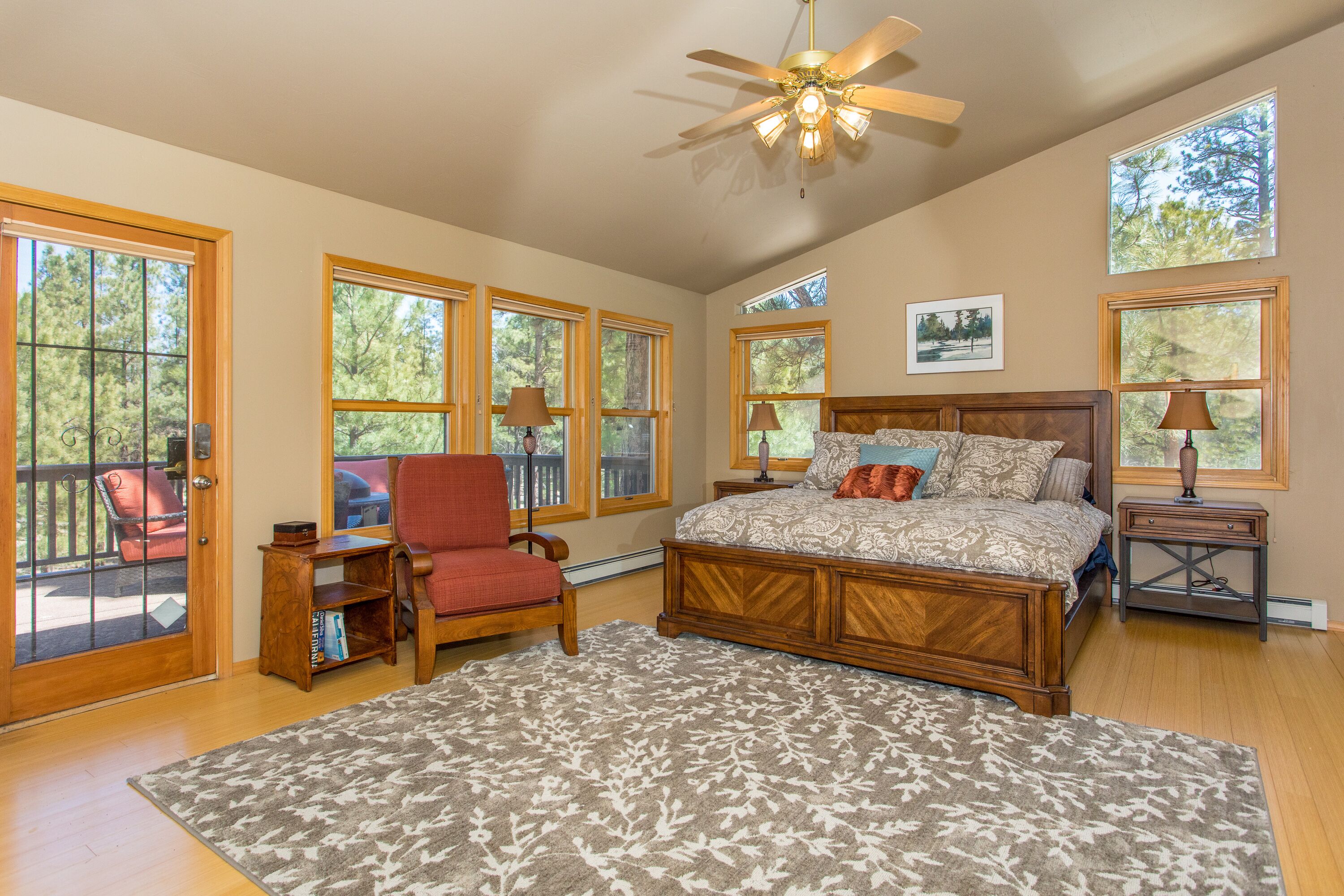 Spirit Hollow Retreat on 2.5acres . Fire pit, pool table, large deck 