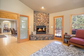 Interior - Spirit Hollow Retreat on 2.5acres . Fire pit, pool table, large deck (Flagstaff)
