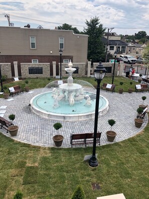 Outdoor spa tub - PREMIER LOCATION: HEART OF THE ITALIAN NBRHD, THE HILL, Dining&Shops Steps Away (St. Louis)