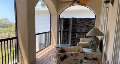 Yksityinen uima-allas, telakka näköalalla kanavalle, hissi