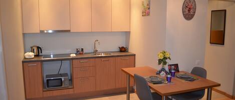 Réfrigérateur, surface de cuisson, bouilloire électrique