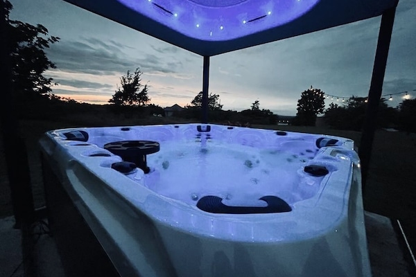 Banyera d'hidromassatge a l'aire lliure