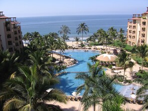 Alberca al aire libre y alberca climatizada