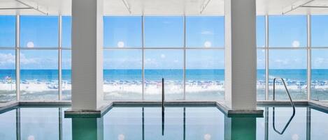 Alberca techada y alberca al aire libre