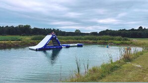 Een waterpark met opblaasbare glijbanen en zwemgedeeltes.