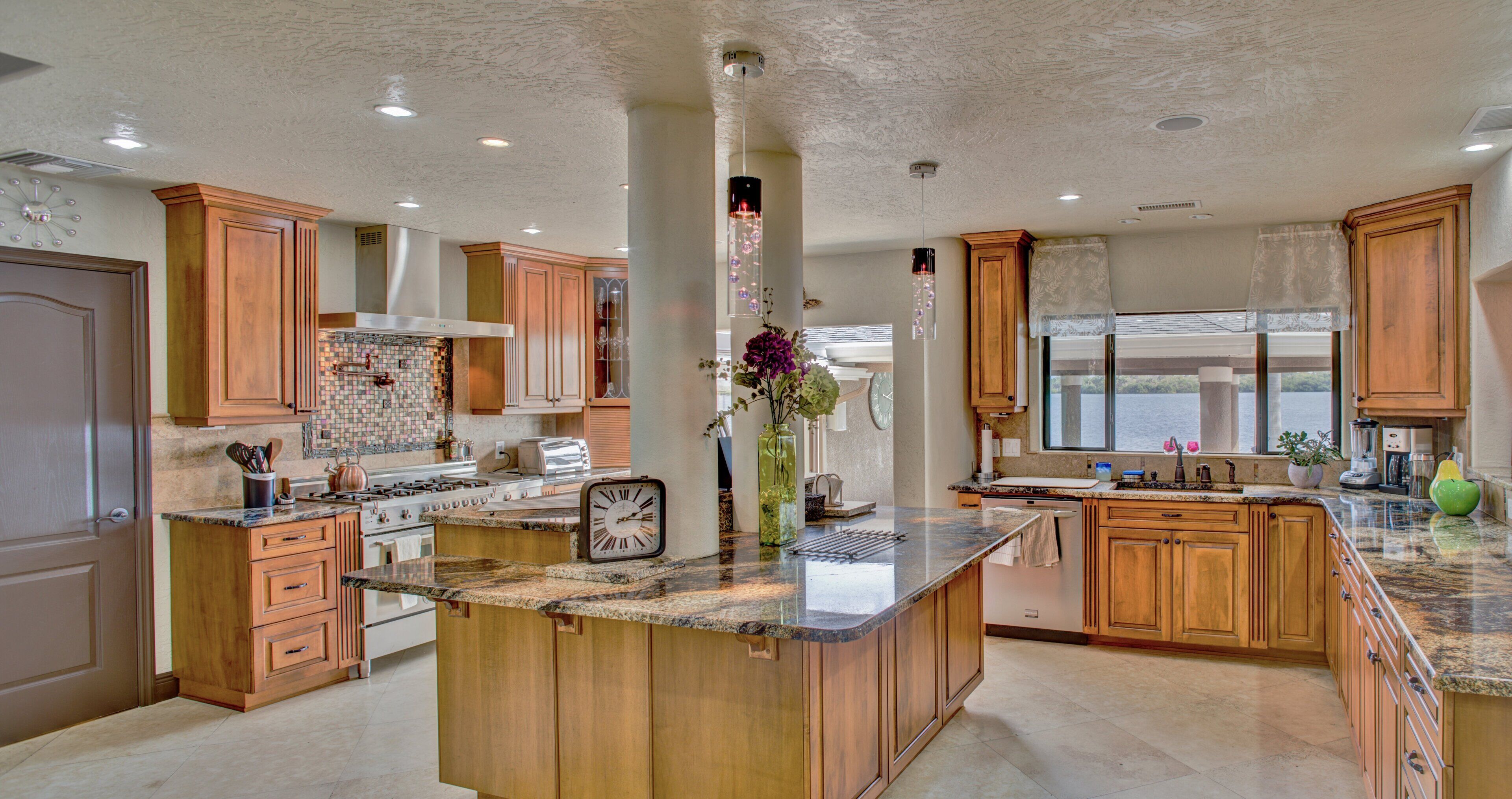 Private Waterfront Estate Event Venue / Vacation Rental-8 bd /7 bt sleeps 22