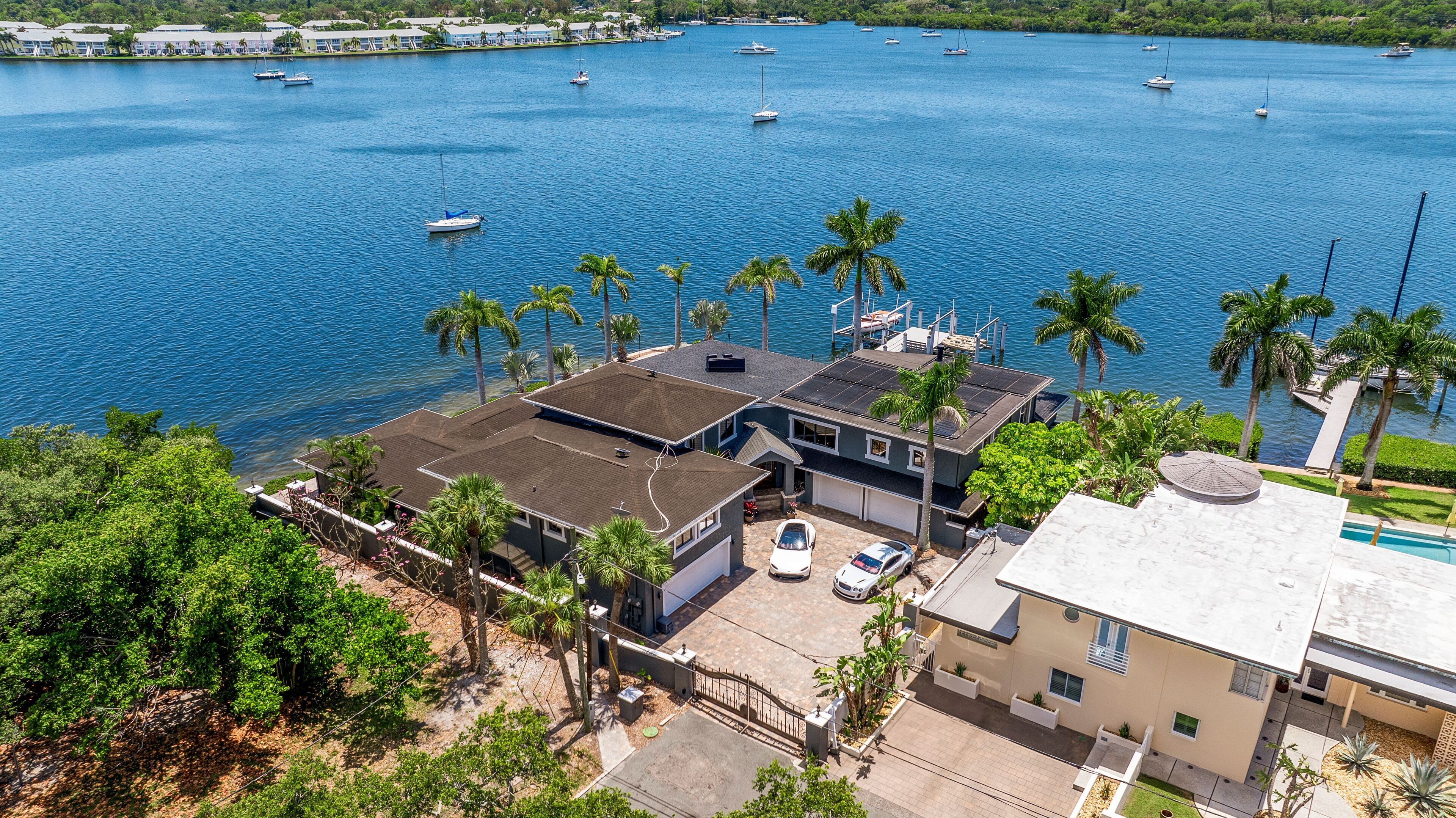 St. Pete Waterfront Estate  / 8 bd /7 bth sleeps 22