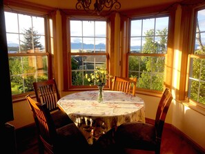 Dining -  Ocean View Suite Homer Alaska Cafe/Bookshop/Beach (Homer)