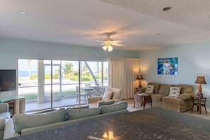 Smart TV, DVD player, books - Perfect Beachfront Vacation Getaway in Grand Cayman ..... Best Rate Guaranteed (Grand Cayman)