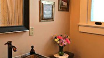 Combined shower/bathtub, jetted bath, hair dryer, towels