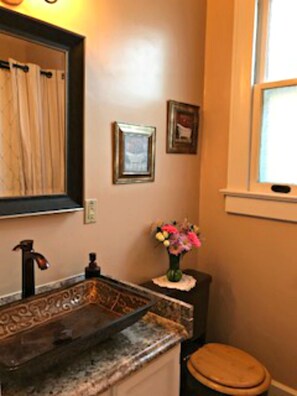 Combined shower/bathtub, jetted bath, hair dryer, towels