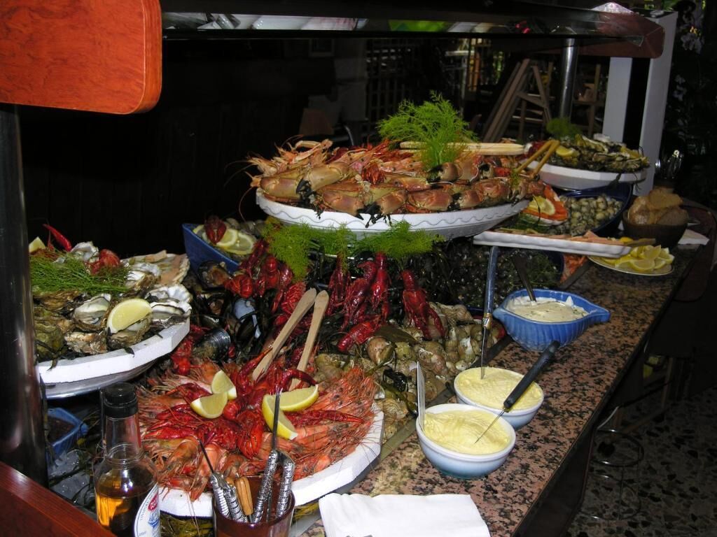 Lunch and dinner served