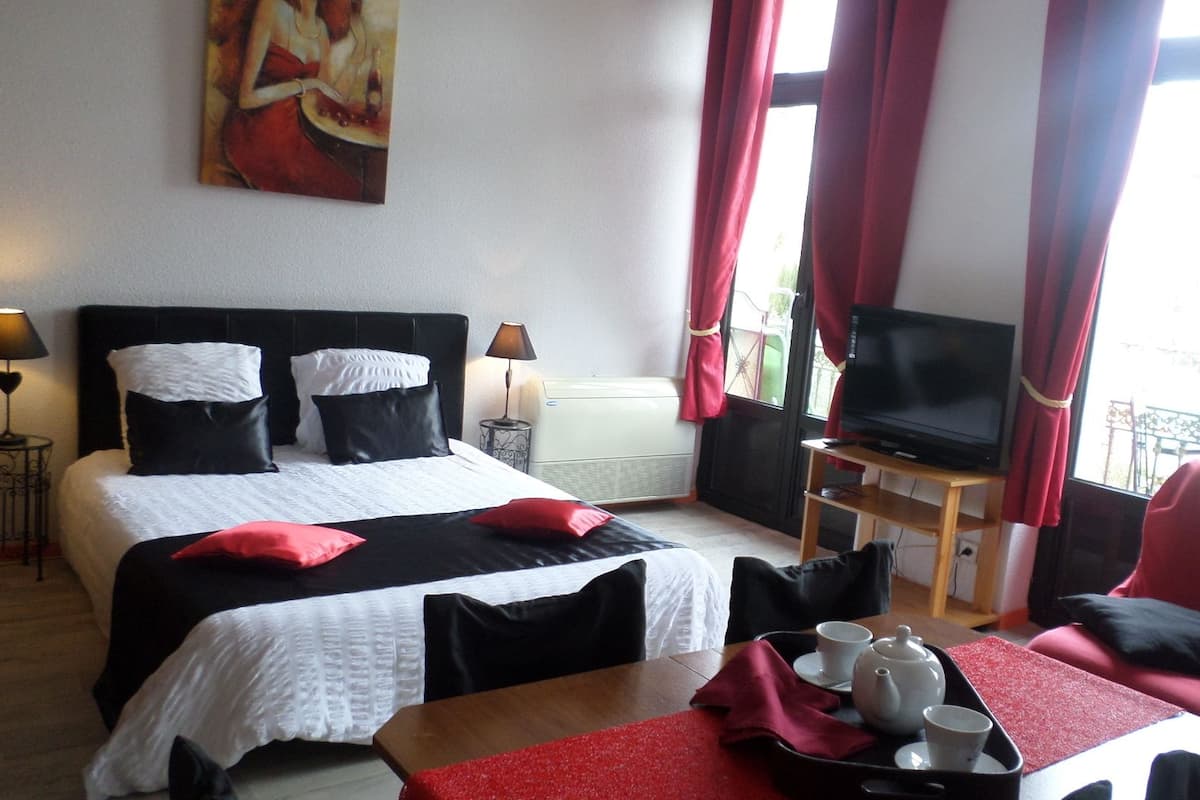 Studio | Desk, soundproofing, iron/ironing board, free WiFi