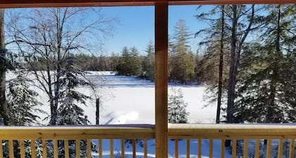 Balsam Point Cabin ein See Winterurlaub für Familien Spaß und Entspannung.