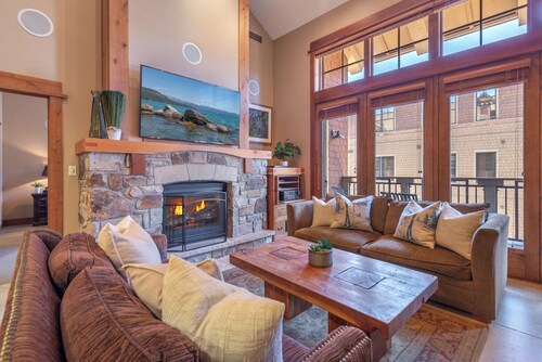 Top Floor 2BD w/ Large Loft in the Heart of the Northstar Village!