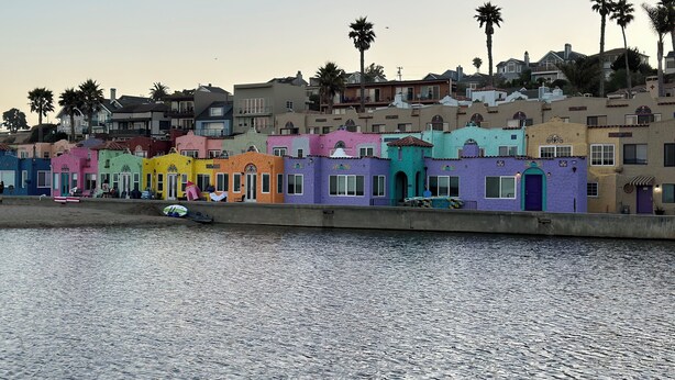 Une rangée de maisons colorées au bord de l’eau.