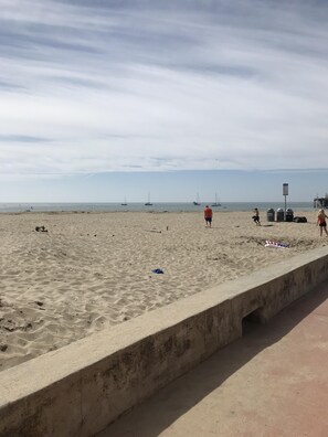 På stranden och solstolar