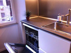 Frigorifero, microonde, piano cottura, lavastoviglie