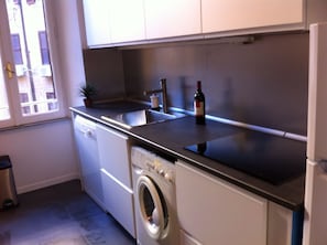 Frigorifero, microonde, piano cottura, lavastoviglie