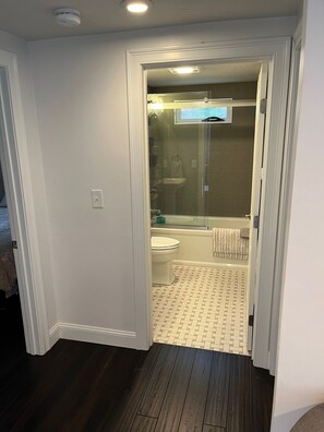 Hair dryer, towels, soap, toilet paper - 5 Star Accomodations - Less than a mile to Monument Beach (Bourne)