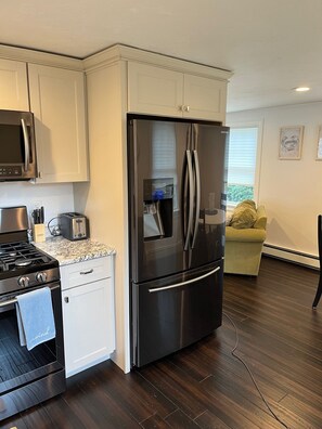 冷蔵庫、電子レンジ、オーブン、コンロ