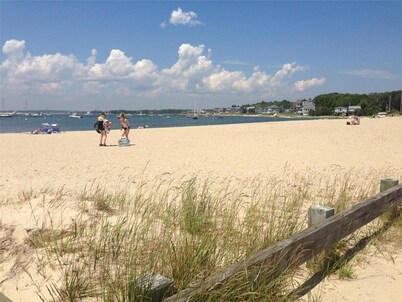 5 Star Accomodations - Less than a mile to Monument Beach
