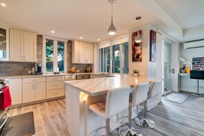 Microwave, oven, stovetop, dishwasher - Newly remodeled corner unit w/ large patio -Wailea Treasure awaits you! (Kihei)