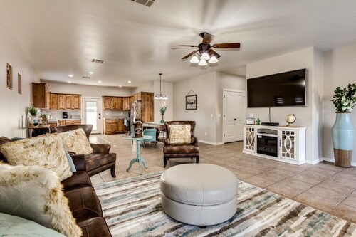 Family-Friendly Luxury ~ Superstition Mtn Desert Escape, No Stairs, New Remodel