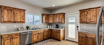 Superstition Mountain Desert Escape - Your Desert Oasis Awaits!