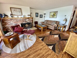 TV, fireplace, DVD player, stereo - Come escape reality and enjoy ocean air and views (Brookings)
