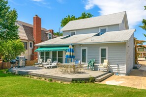 Outdoor dining - 3 BEDROOM 2 BATH ON THE WATER (Norfolk)