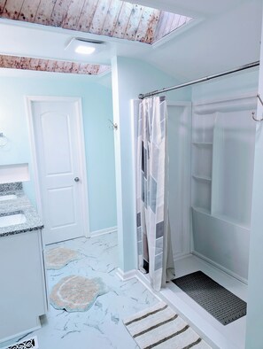 Combined shower/tub, hair dryer, towels -  3 BEDROOM 2 BATH ON THE WATER (Norfolk)