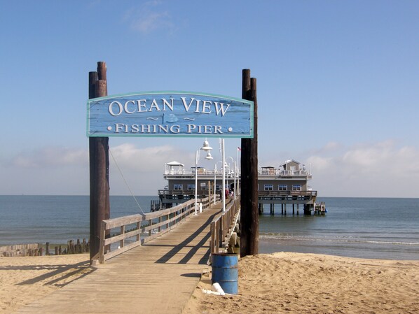 Rannalla, aurinkotuoleja